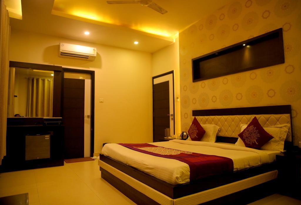 Hotel Rivera Palace Varanasi Exteriör bild